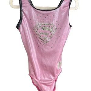 🤸‍♀️GK GYMNASTICS LEOTARD PINK IRIDESCENT W GREEN SUPERGIRL CRYSTALS JEW…
